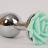 Серебристая анальная пробка с зеленой розочкой - 7,6 см.
