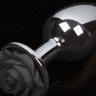 Серая анальная пробка с черной розочкой - 8,5 см.