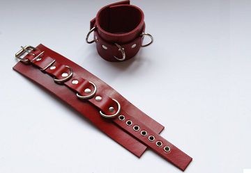 Красные не подшитые кожаные наручники