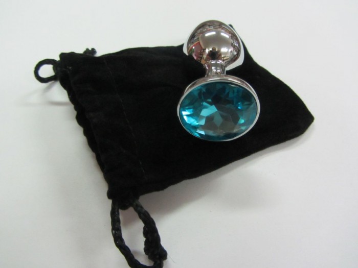 Серебристая анальная пробка среднего размера с голубым кристаллом - 8 см.