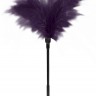Пластиковая метелочка с фиолетовыми пёрышками Small Feather Tickler - 32 см.