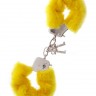 Желтые меховые наручники METAL HANDCUFF WITH PLUSH YELLOW