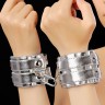 Серебристые наручники с коротким ремешком и никелированной фурнитурой